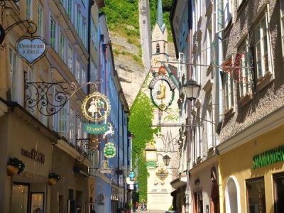 Das Bild Zeigt Getreidegasse in Salzburg mit einer alten Kirche.