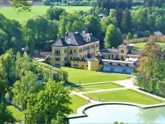 Das Bild zeigt Hellbrunn: den Schloß mit den Garten.