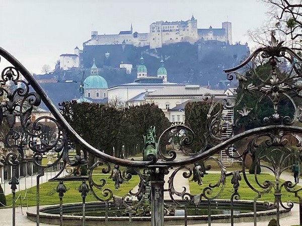 Das bezaubernde Bild von der Festung in Salzburg, dem Dom darunter und auch das Gittertor und Pegasus vom Mirabellgarten.