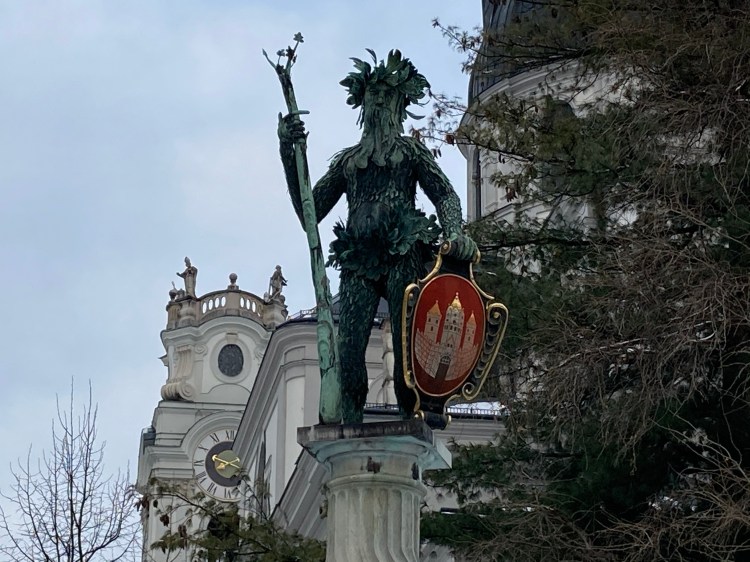 Der Wilde Mann hält den Wappen von Salzburg in seiner linken Hand